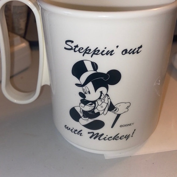 Vintage Tupperware, October 1997 Tupper fun stepping out with Mickey cup T20 - Picture 1 of 5
